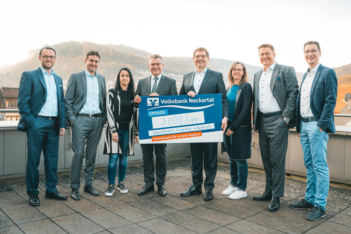 Vorstände der Volksbank eG Neckartal bei der Scheckübergabe an die Verantwortlichen der Schlossfestspiele Zwingenberg in Eberbach.