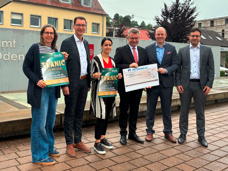 Spendenübergabe der Volksbank an die Schlossfestspiele