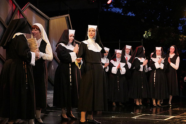 Unsere Nonnen auf der Schloss-Bühne
