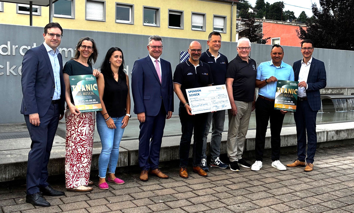 Große Freude über die Spende des Rotary Clubs Neckar-Odenwald-Kreis für die Schlossfestspiele. 