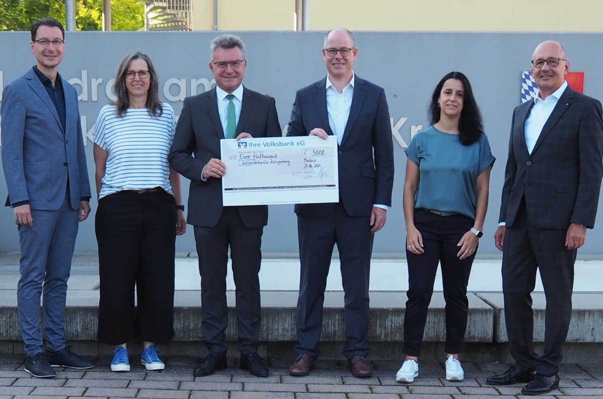 : 5.000 Euro spendet die Ihre Volksbank Neckar Odenwald Main Tauber für die diesjährige Spielzeit der Zwingenberger Schlossfestspiele. : 5.000 Euro spendet die Ihre Volksbank Neckar Odenwald Main Tauber für die diesjährige Spielzeit der Zwingenberger Schlossfestspiele.