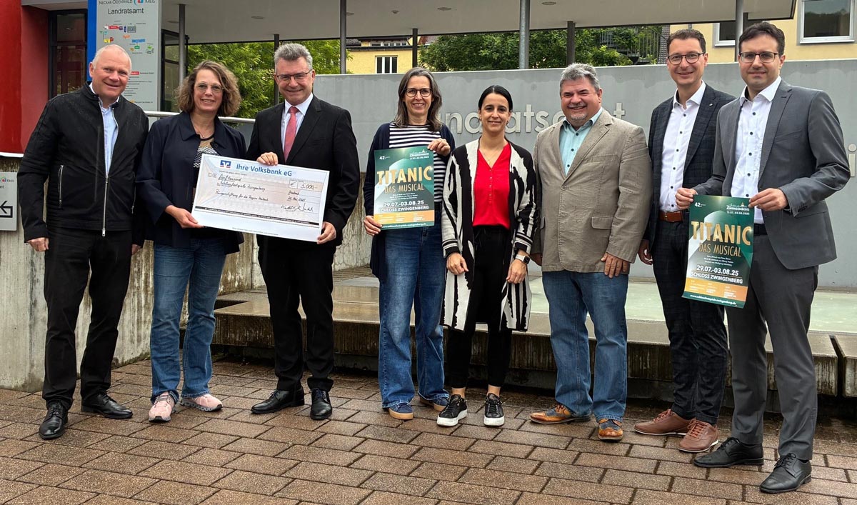 5.000 Euro spendete die Bürgerstiftung für die Region Mosbach für die diesjährige Spielzeit der Zwingenberger Schlossfestspiele.
