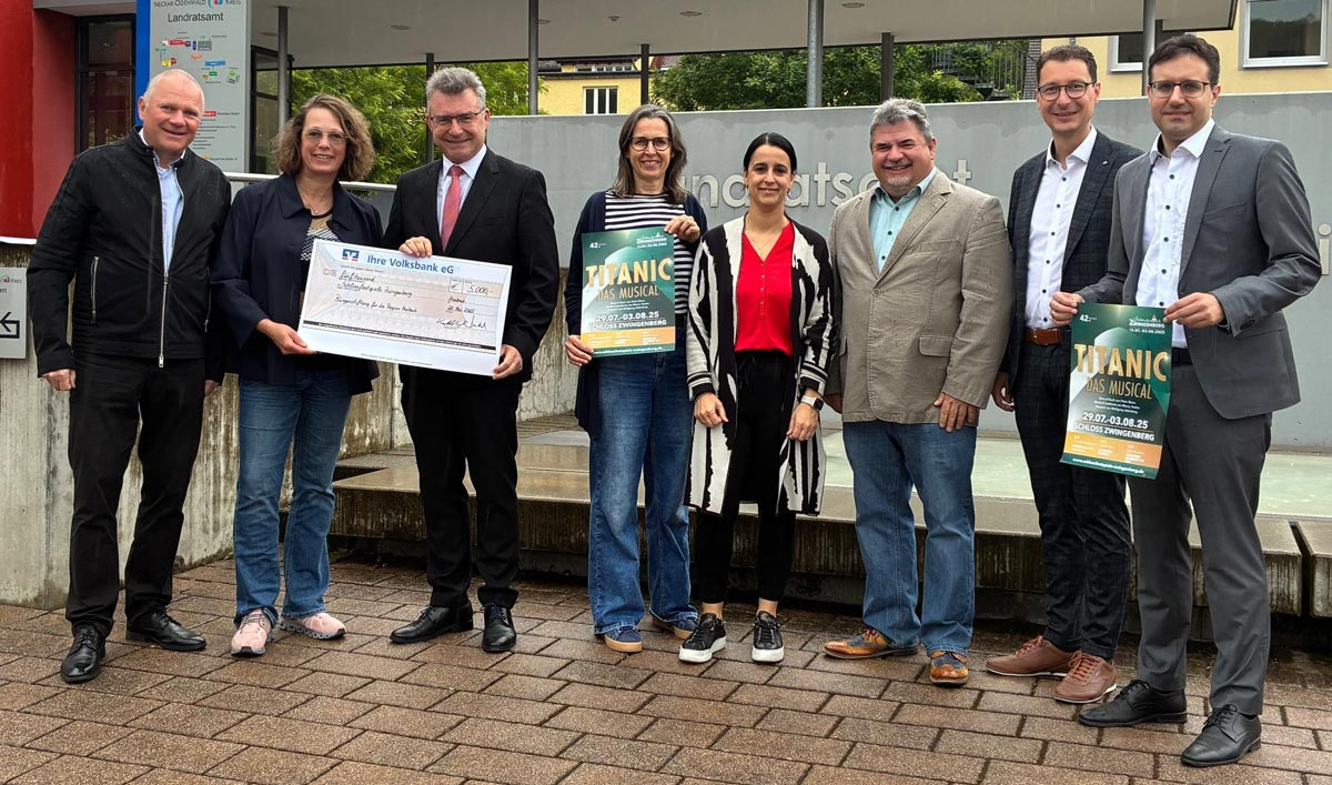 5.000 Euro spendete die Bürgerstiftung für die Region Mosbach für die diesjährige Spielzeit der Zwingenberger Schlossfestspiele.