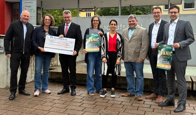 5.000 Euro spendete die Bürgerstiftung für die Region Mosbach für die diesjährige Spielzeit der Zwingenberger Schlossfestspiele.