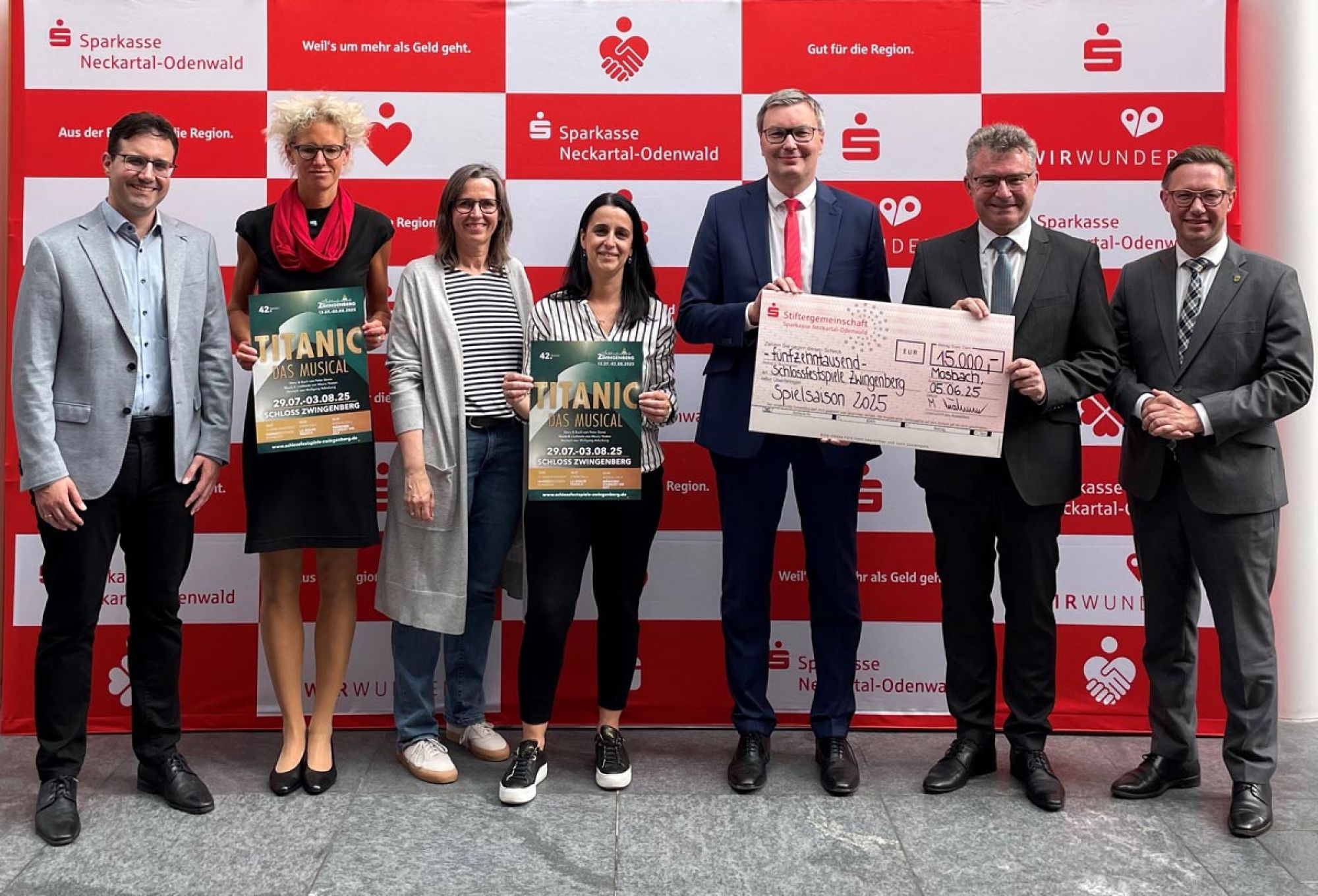 15.000 Euro spendete die Stiftergemeinschaft Sparkasse Neckartal-Odenwald für die diesjährige Spielzeit der Zwingenberger Schlossfestspiele.