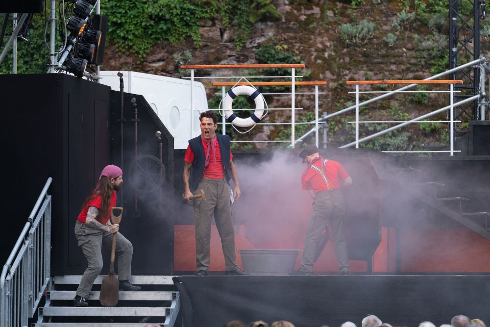 Schauspieler bei Nebel auf der Bühne