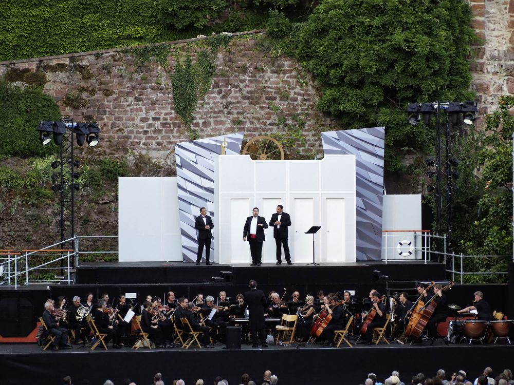 Die Solisten vor dem Bühnenbild mit Orchester