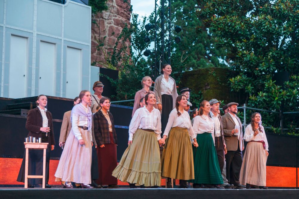 Gruppe Schauspieler singt auf der Bühne