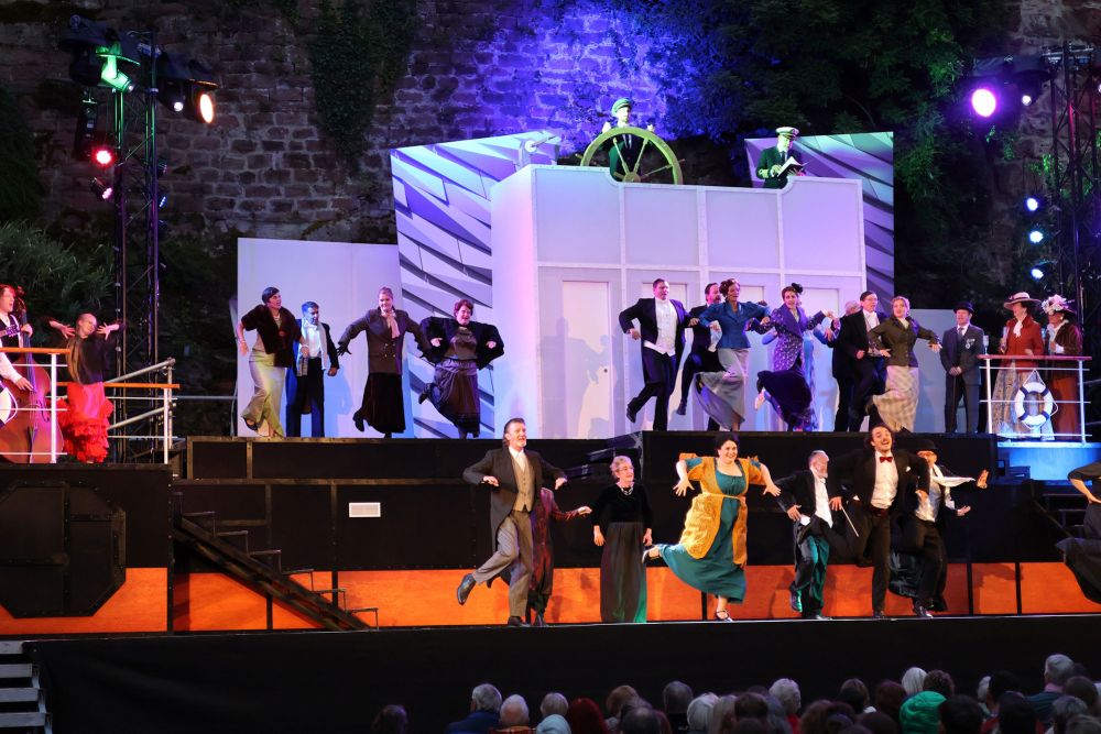 Musicalnummer mit Gesang und Tanz auf der Bühne