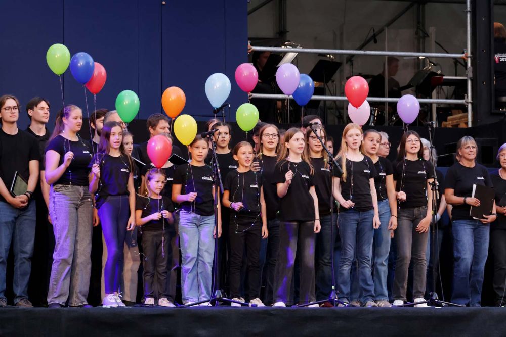Kinderchor mit Luftballons