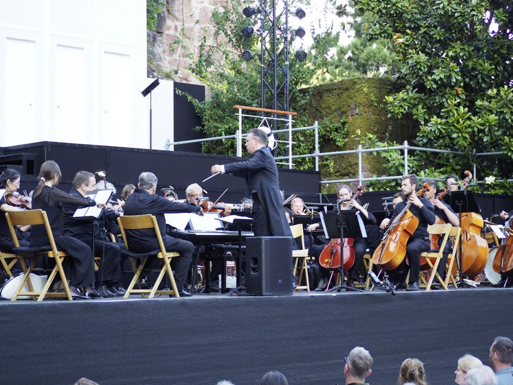 Intendant Rainer Roos und das Orchester