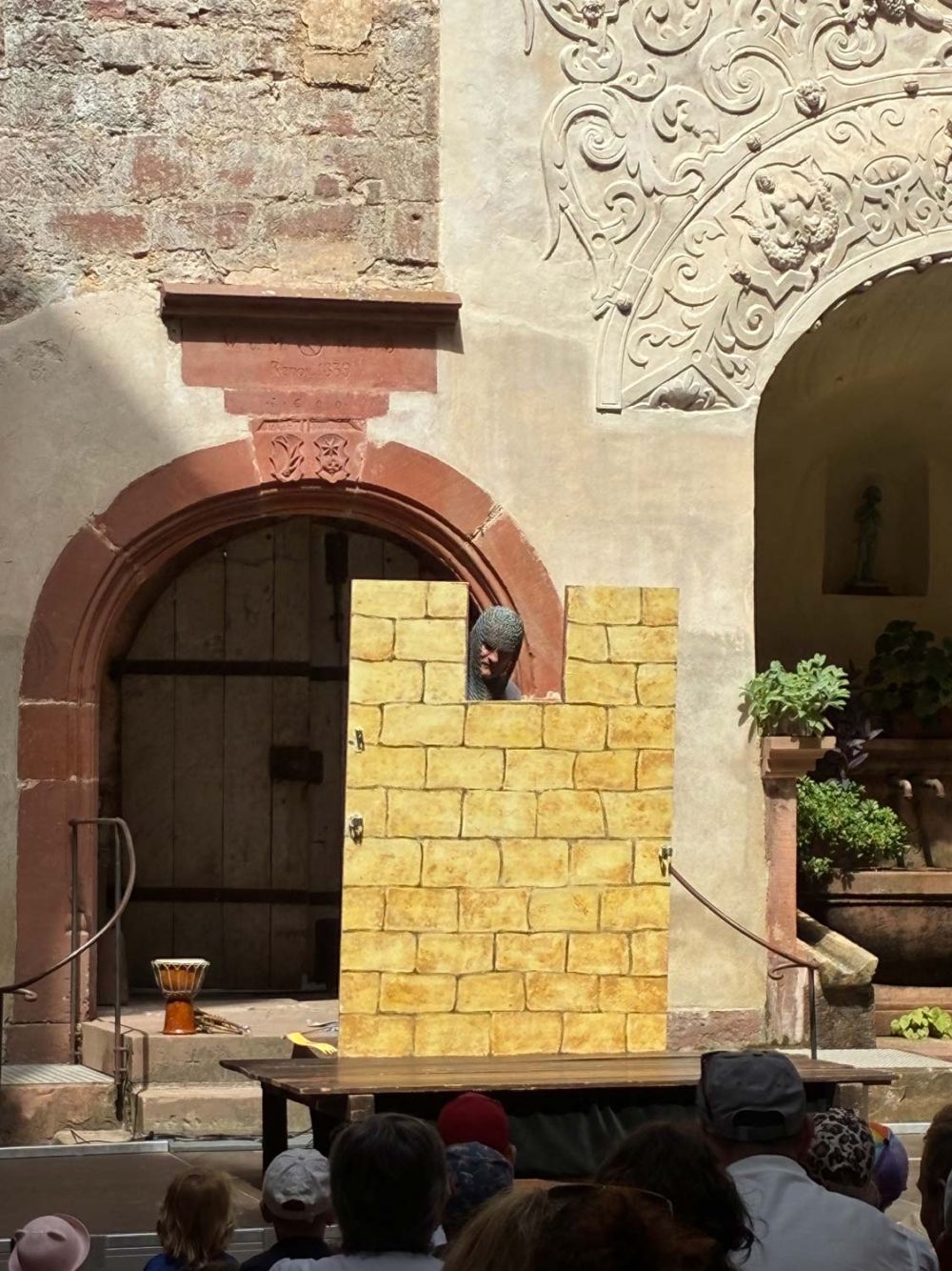 Ritter hinter Burgkulisse