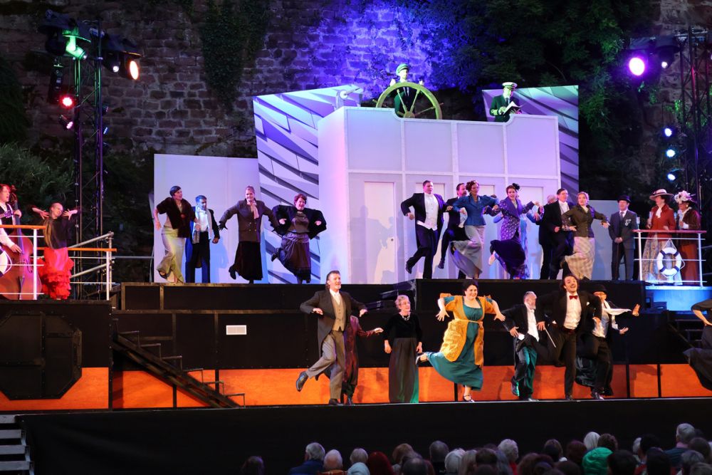 Perfekt choreografiert von Kati Heidebrecht: Ein letzter Ragtime vor dem Untergang. Foto: Martin Hahn