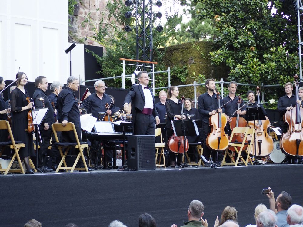 Intendant Rainer Roos und das Orchester