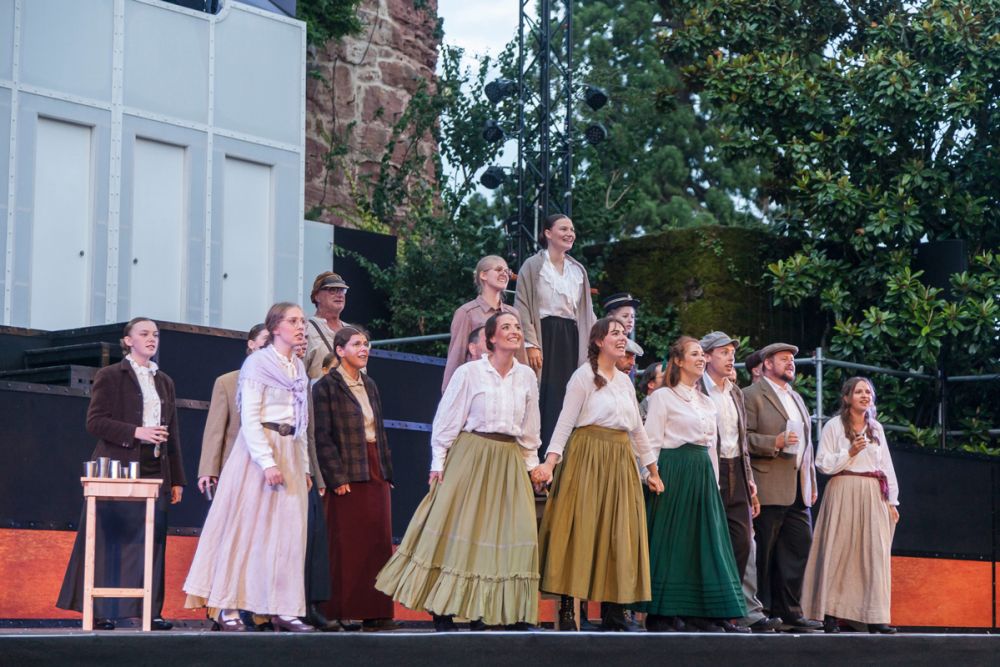 Das Zusammenspiel von Profidarstellern mit gut ausgebildeten Chorsängerinnen und -sängern macht den Geist der Zwingenberger Schlossfestspiele aus. Foto: Emília Horpácsi