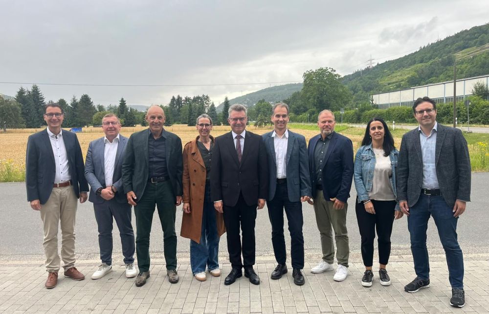 3.000 Euro spendet die Firma European Aerosols für die diesjährige Spielzeit der Zwingenberger Schlossfestspiele. 3.000 Euro spendet die Firma European Aerosols für die diesjährige Spielzeit der Zwingenberger Schlossfestspiele.